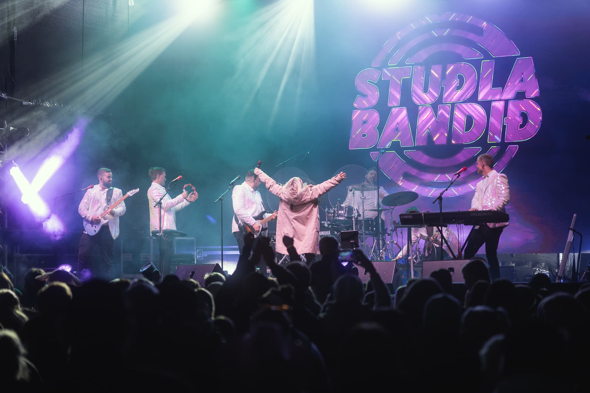 Stuðlabandið á sviði með lógói